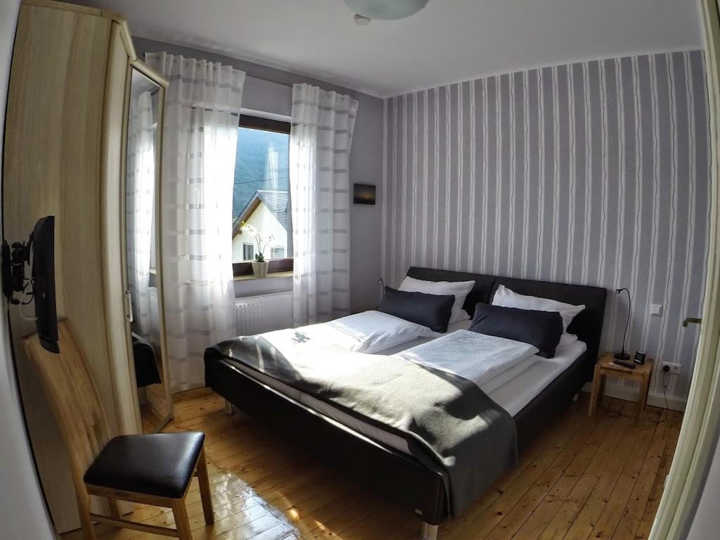 Ferienwohnungen Haus Am Wuerzlaysteig Lehmen Chambre photo